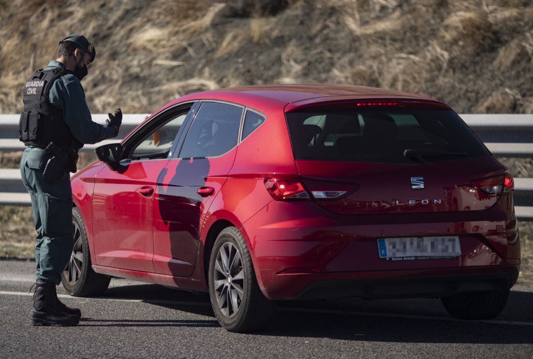 Un agente de la Guardia Civil realiza un control de movilidad en la autovía A42, a la altura de Illescas, Toledo