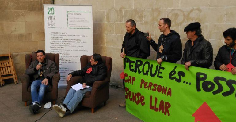 Imatge de l'acte que ha oragnitzat Arrels Sant Ignasi a la plaça Paeria amb motiu de la campanya de les persones sense llar.