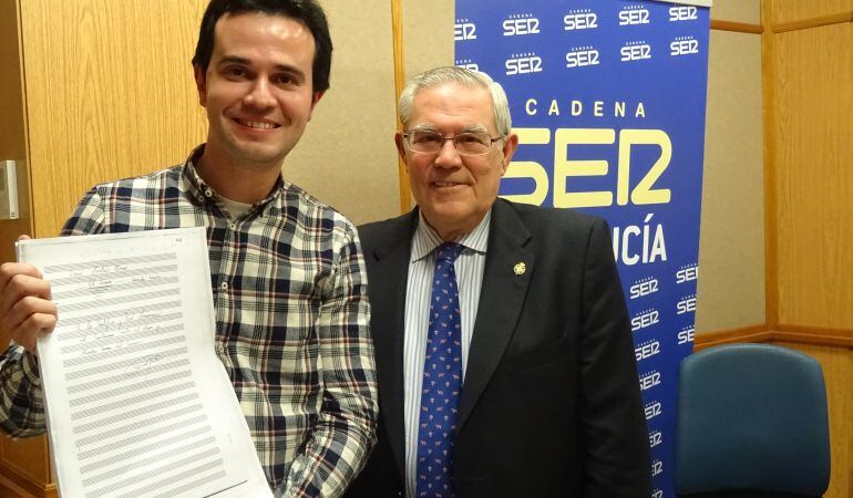 David Hurtado muestra, junto a Pepín Álvarez, las partituras de su primera marcha procesional, titulada &#039;Al Cristo del Amor&#039; y que compuso cuando tenía tan solo 14 años