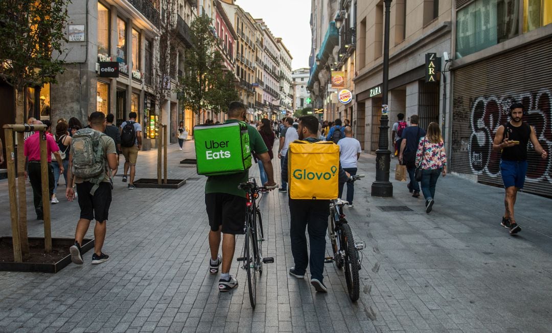 Dos riders de Glovo y Ubereats.