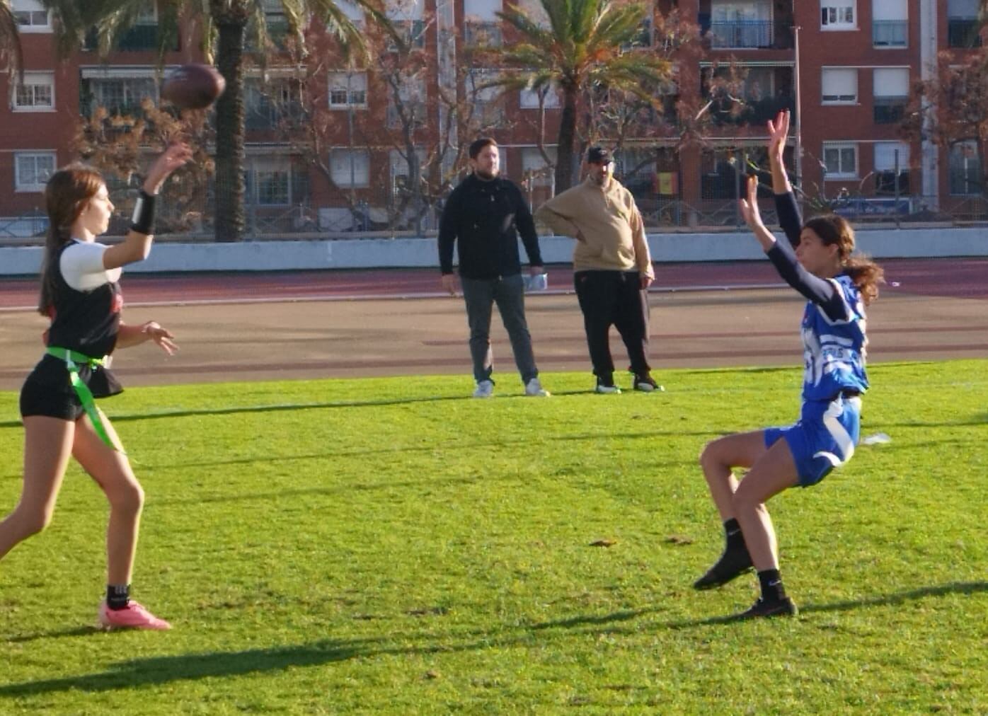 La ciutadellenca Noa Moll fent pressió sobre la quarterback de les Pionix.