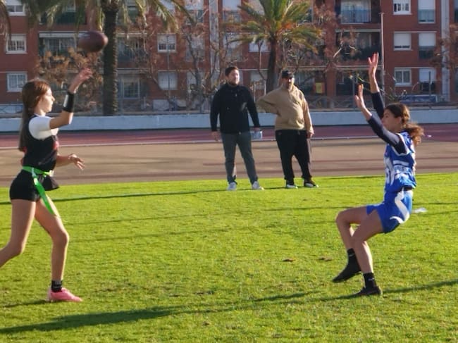 La ciutadellenca Noa Moll fent pressió sobre la quarterback de les Pionix.