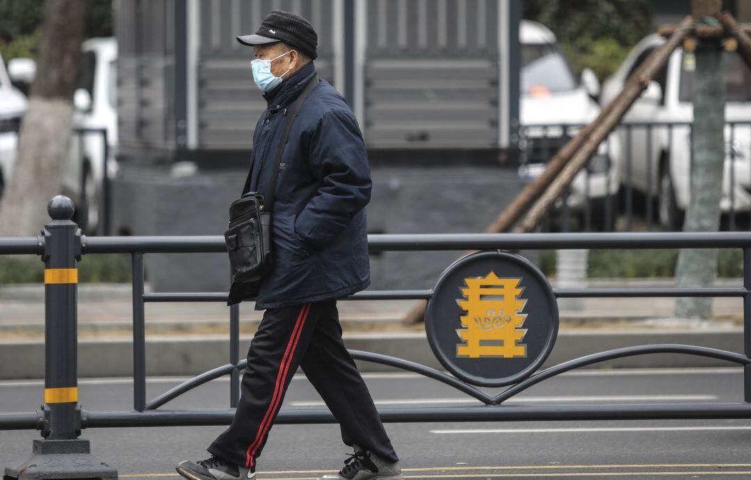 Un ciudadano chino se tapa la cara para evitar el contagio y la contaminación.