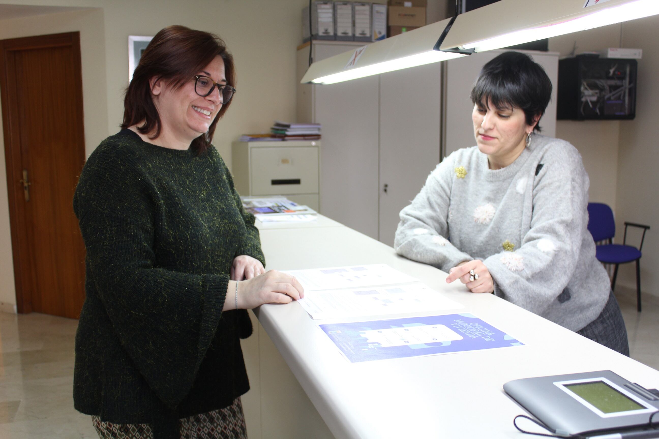 La alcaldesa del municipio, Miriam Ponsa, junto a una de las administrativas, repasando los formularios preparados para demandantes y propietarios