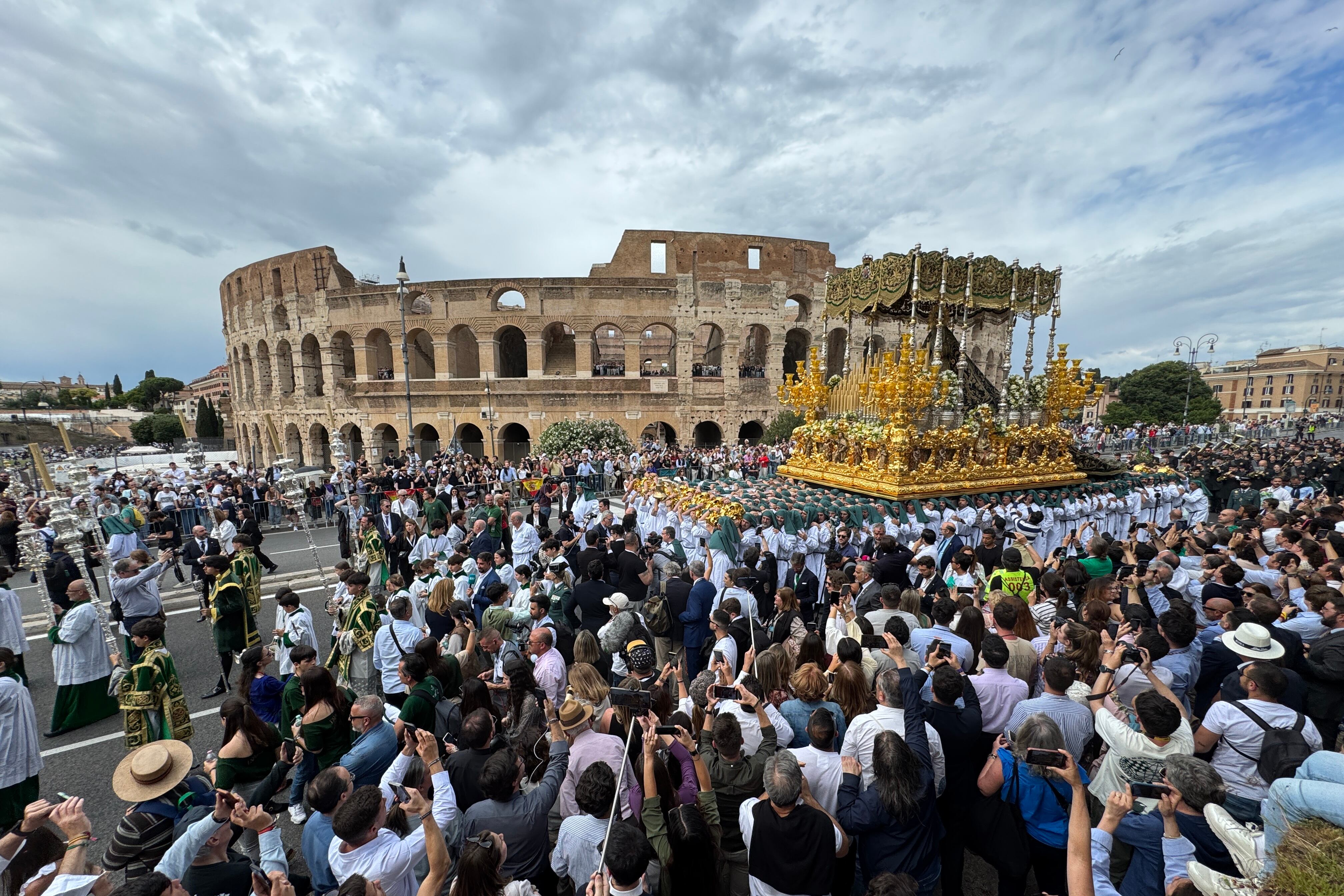 ROMA (ITALIA), 17/05/2025.- Las cofradías españolas del cristo de la Expiración, 'El Cachorro' (Sevilla), el Paso y la Esperanza (Málaga) y el Nazareno (León) sorprendieron este sábado en Roma a turistas y vecinos con una inédita procesión que recorrió el entorno del Coliseo y el Circo Máximo. EFE/ Daniel Cáceres