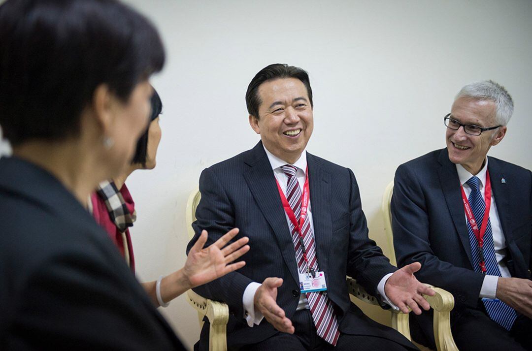 Imagen que muestra al presidente de Interpol, el chino Hongwei Meng (c), mientras conversa con varios compañeros en Bali, Indonesia. 