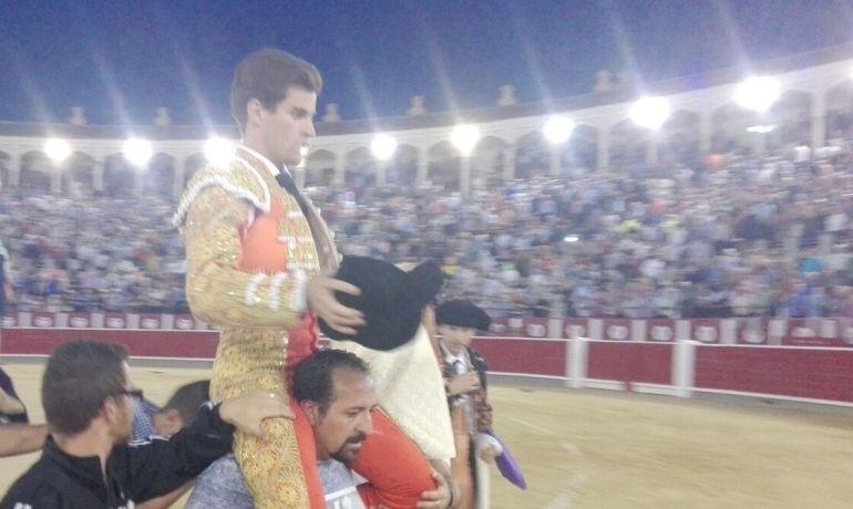 Rubén Pinar sale a hombros de la plaza de toros de Albacete