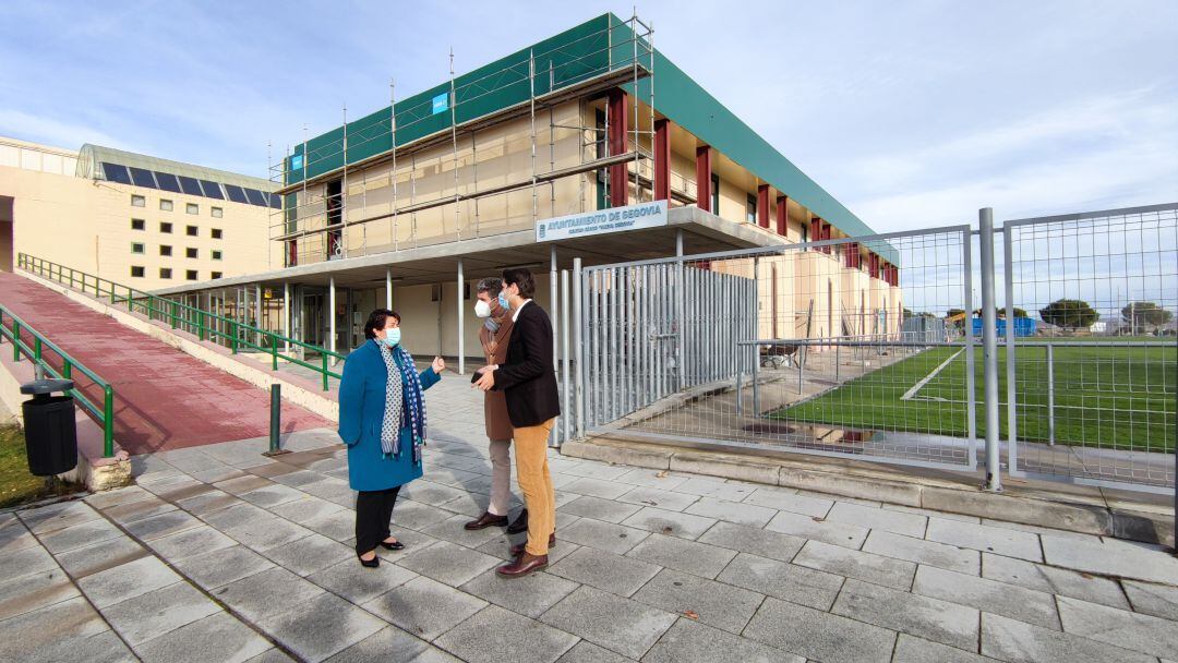 La alcaldesa Clara Luquero y de los concejales Andrés Torquemada y Miguel Merino a las obras del futuro Centro Cívico de Nueva Segovia