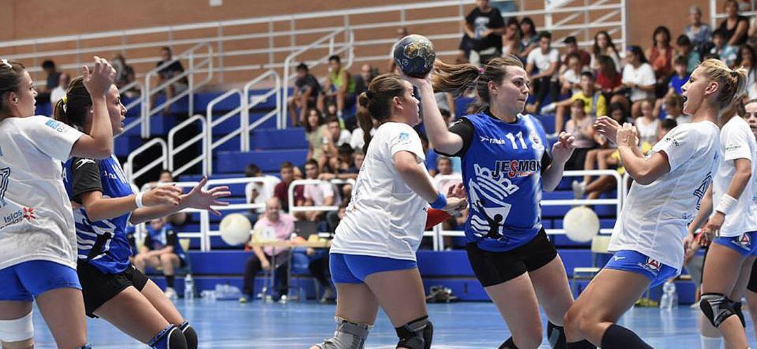 Moira Belda (11), del Jesmon BM. Leganés, lanza a porteria durante el encuentro ante Salud Tenerife disputado en el Pabellón Olimpia.