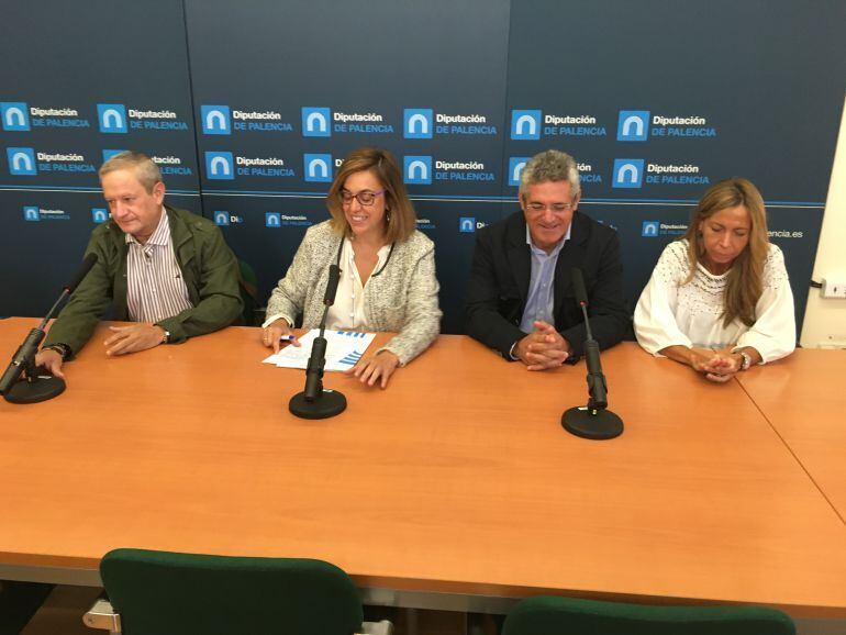 De izquierda a derecha, Carlos Martín, director de &quot;Diario Palentino&quot;; Ángeles Armisén, presidenta de la Diputación; Fernando Caballero, director de &quot;El Norte de Castilla&quot; y Carmen Fernández, Diputada de Cultura