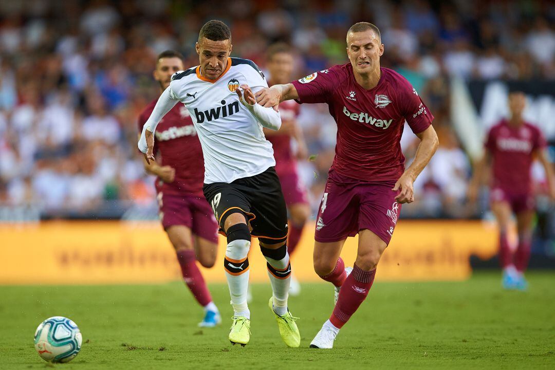 Rodrigo Moreno pugna un balón con Rodrigo Ely