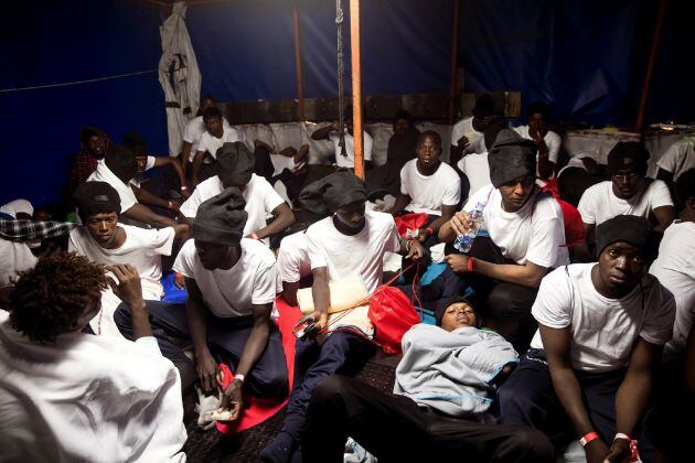 Rescate en alta mar, en la madrugada del domingo 10 de junio, de parte de los 629 inmigrantes que han sido trasladados al barco &quot;Aquarius&quot;, fletado por Médicos Sin Fronteras y SOS Mediterranee, al que se le ha impedido atracar en Italia y Malta. El presid