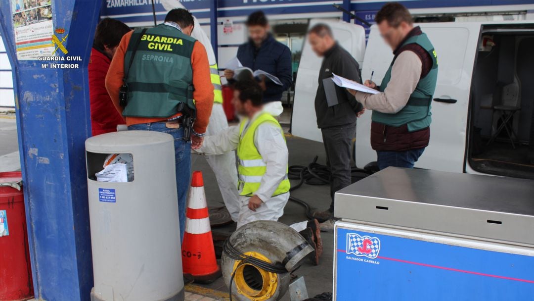 Inspección de la Guardia Civil en una gasolinera de Coria del Río