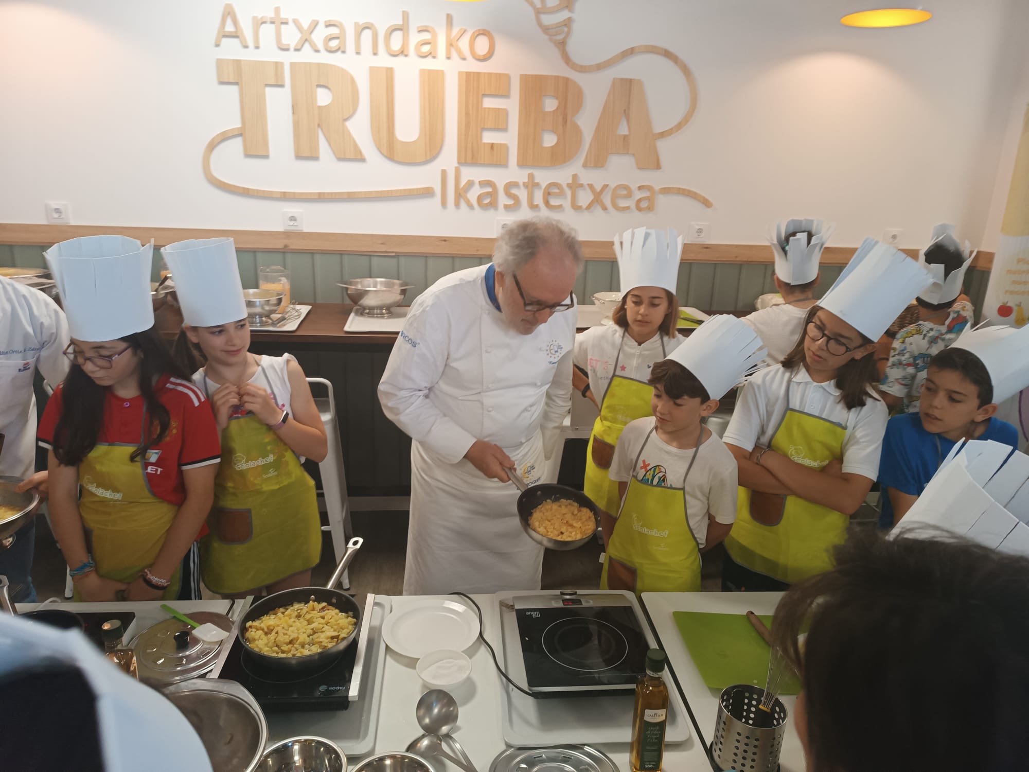 Ramón Roteta cocina con el alumnado del Colegio Trueba