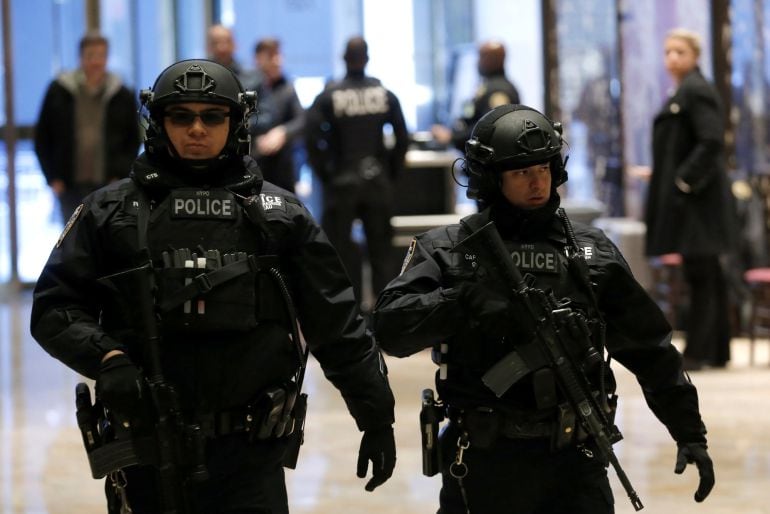  Policia fuertemente armada de la ciudad de Nueva York, patrullan la entrada principal de la torre Tower, donde el presidente electo Donald Trump vive.