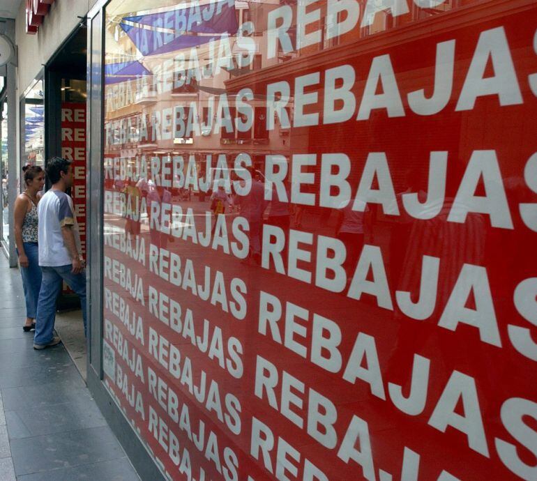 Entrada a un establecimiento en rebajas. 