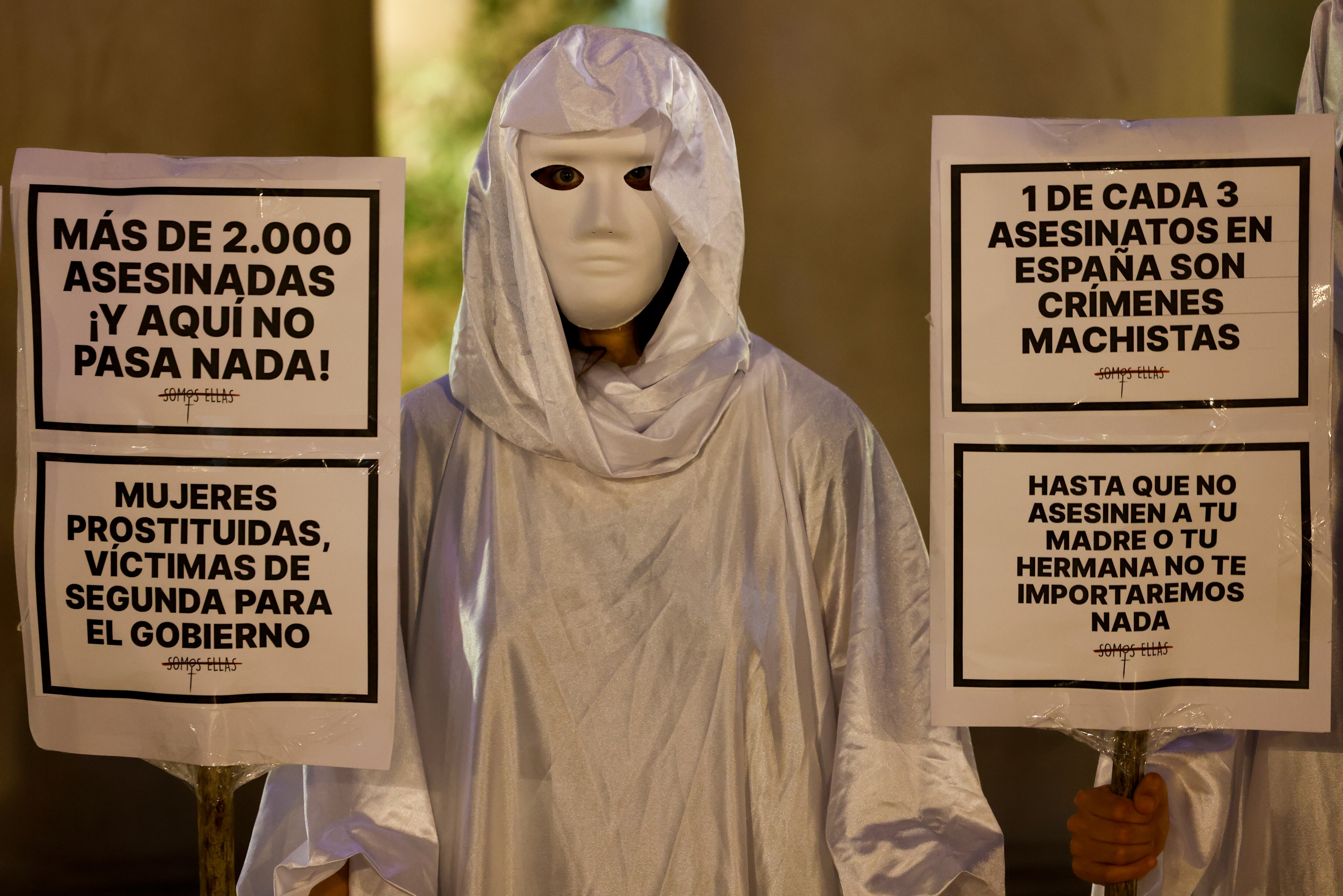 Vigilia como manifestación de repulsa a la violencia machista y para apoyar a las victimas de malos tratos y a las familias de las asesinadas celebrada en la plaza del ayuntamiento. EFE/Ana Escobar