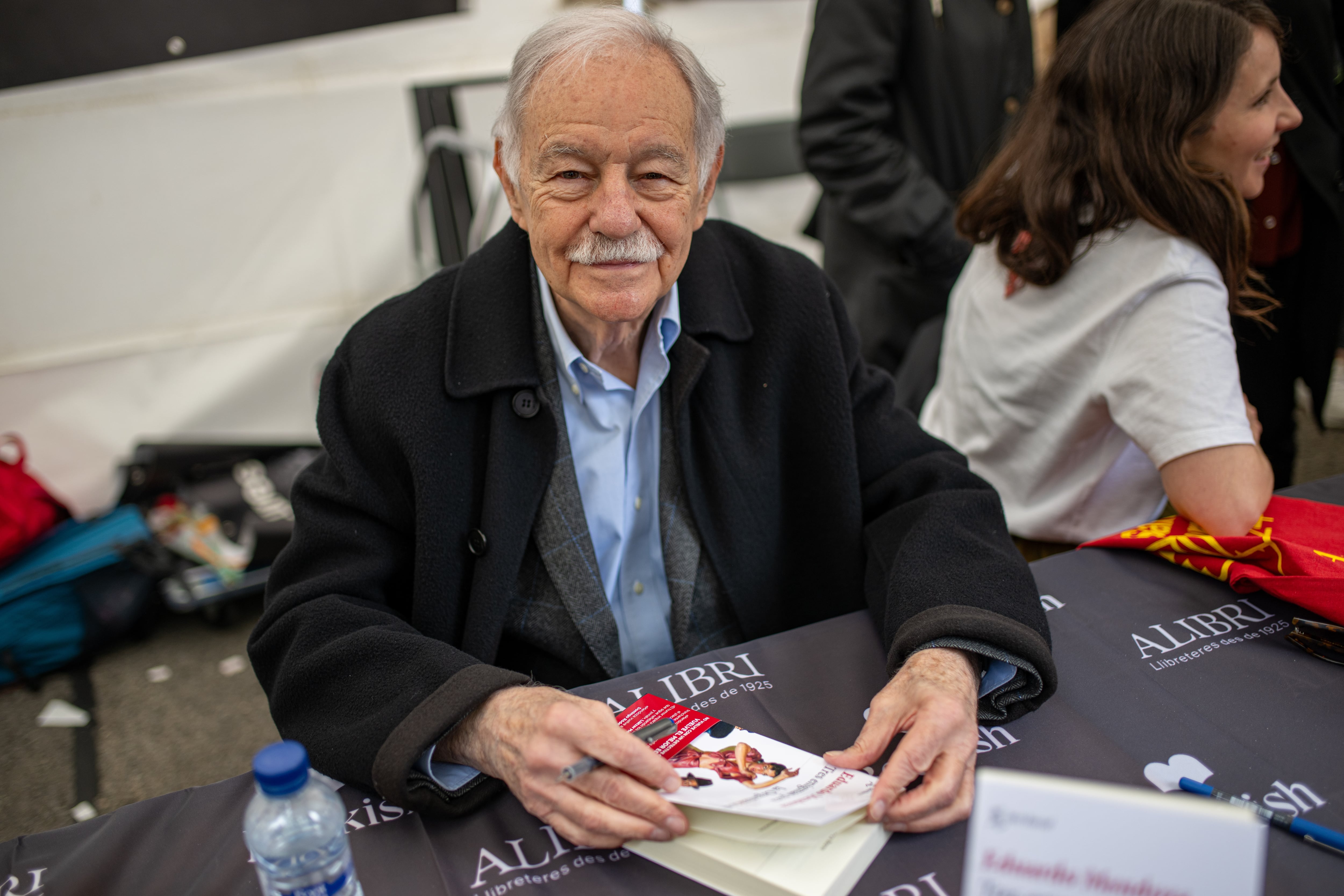 El escritor Eduardo Mendoza durante la firma de ejemplares de su libro el día de Sant Jordi de 2024
