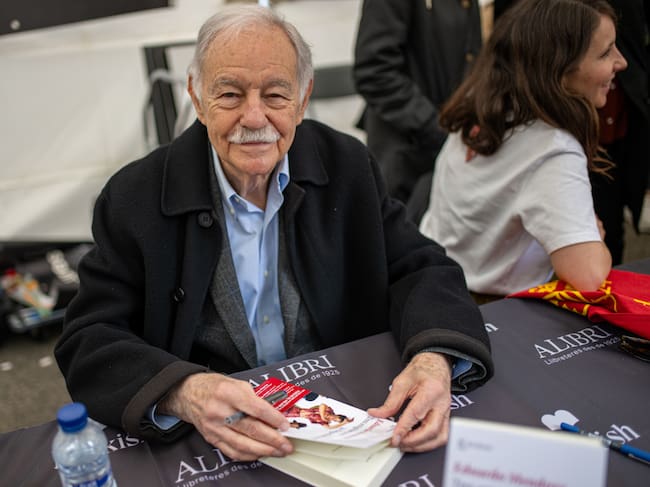 El escritor Eduardo Mendoza durante la firma de ejemplares de su libro el día de Sant Jordi de 2024