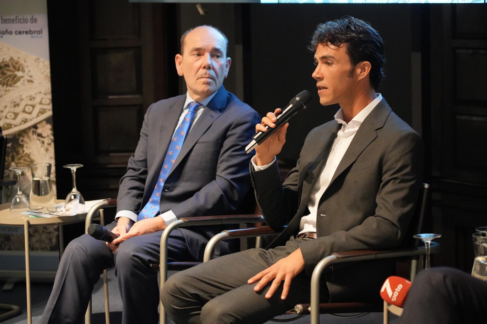 El diestro José Ruiz Muñoz (derecha), durante la presentación de su encerrona en Guillena