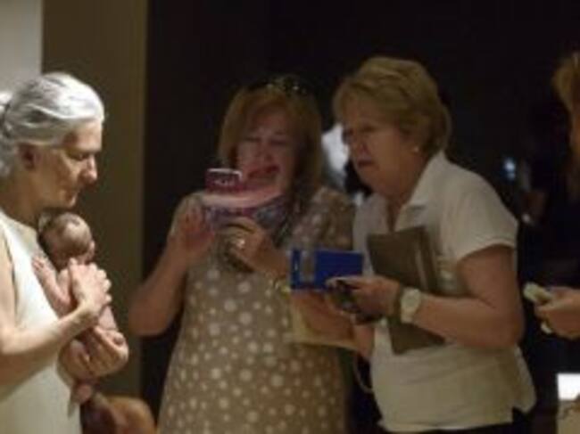 Unas visitantes observan la obra "Woman and Child" de Sam Jinks, perteneciente a la exposición "Escultura Hiperrealista 1973-2016"