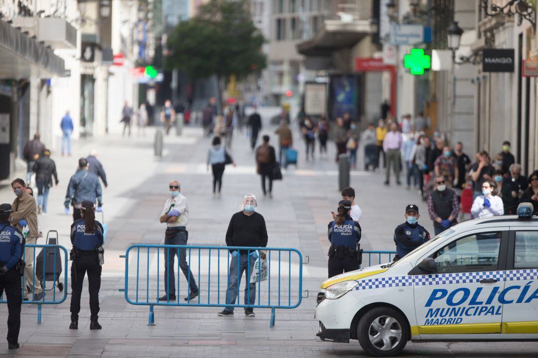 La calle Preciados se llena de gente durante el acto de homenaje a los héroes del coronavirus celebrado en la Puerta del Sol en el día de la Comunidad de Madrid durante a Pandemia Covid-19