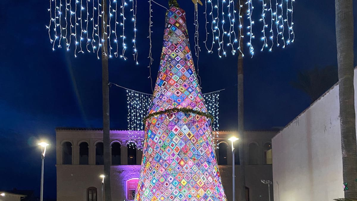 Hablamos con una de las vecinas de Novetlè que ha realizado el árbol de Navidad del municipio con ganchillo, Elisabet Bordera