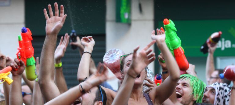 Peñistas durante el pregón de las Fiestas de Valladolid