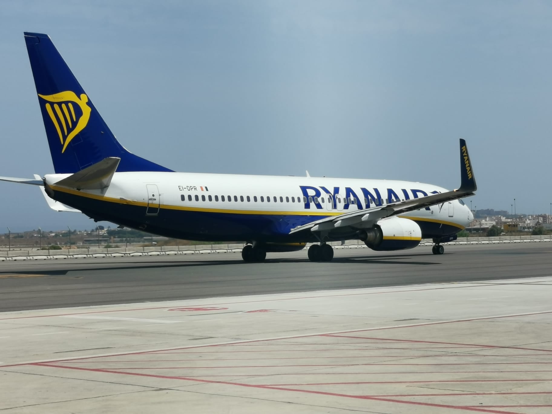 Un avión de Ryanair en la pista del aeropuerto Alicante-Elche Miguel Hernández. Foto: Daniel Rodríguez