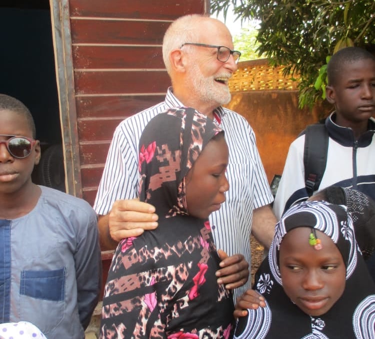El Padre Rafael Marco con niños y niñas de Dosso (2022)