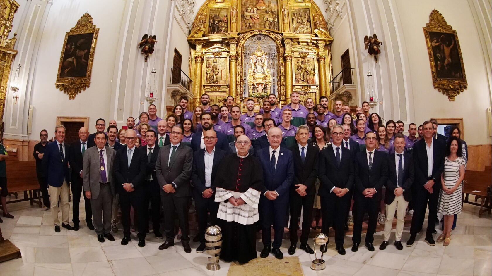 El Unicaja en el Santuario de la Virgen de la Victoria con los representantes de las Instituciones, Fundación Unicaja y Unicaja Banco