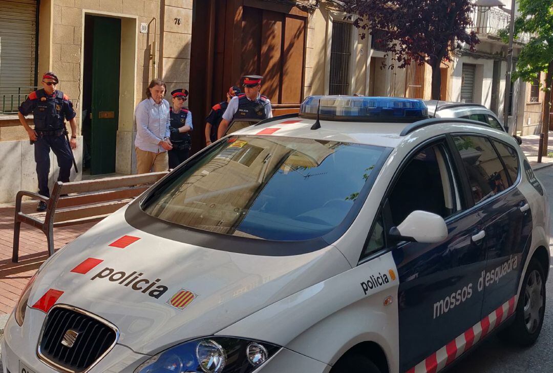 Momento en el que los Mossos se llevaron del piso al autor confeso del crimen de su expareja