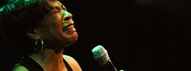 Bettye LaVette durante una actuación en 2010