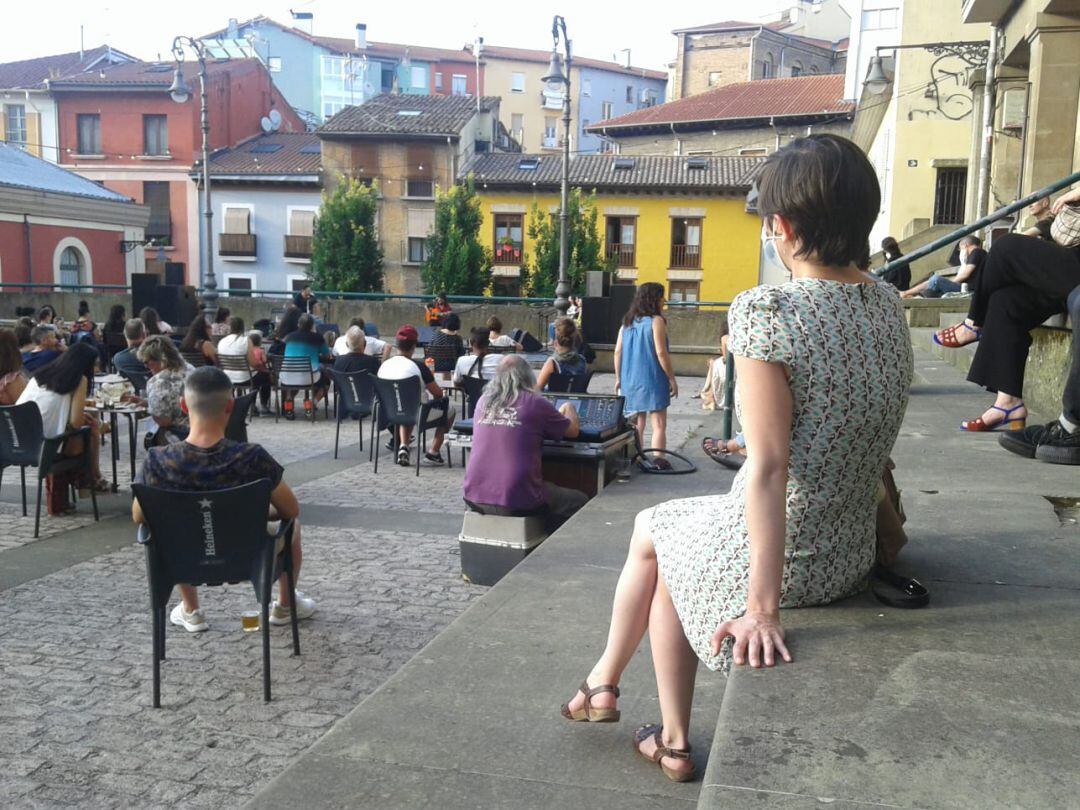 Asistentes a un concierto en la plaza de los Burgos en Pamplona