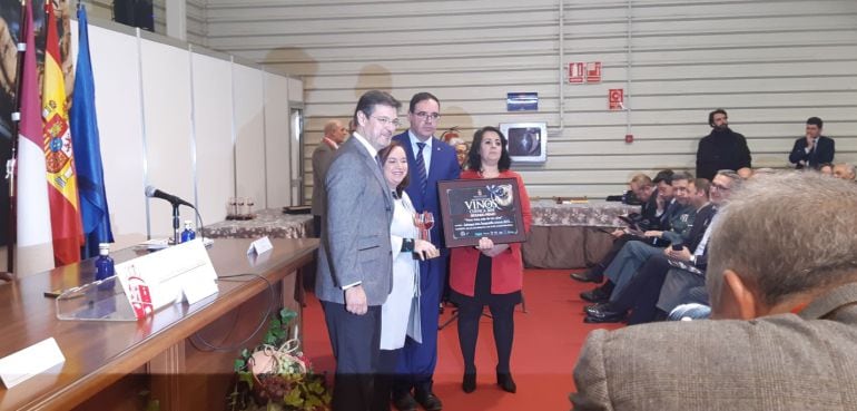 Milagros Romero, de La Soledad, recogiendo el premio de manos del presidente de la Diputación, la presidenta del patronato, y el ministro de Justicia.