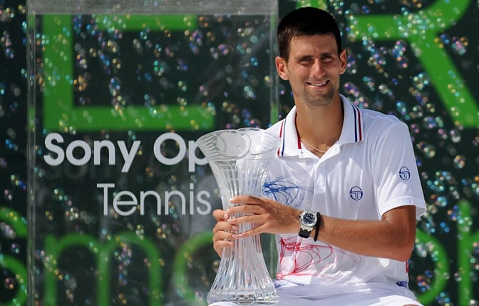 Novak Djokovic posa con el trofeo de campeón del Torneo de Miami al vencer al al británico Andy Murray