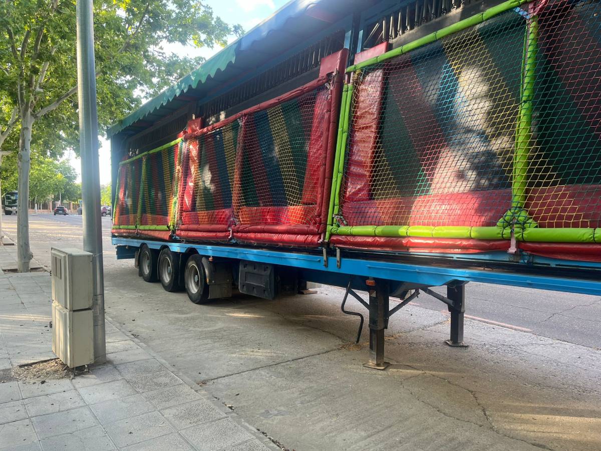 Atracciones de feriantes ya situadas en el barrio de Palomarejos