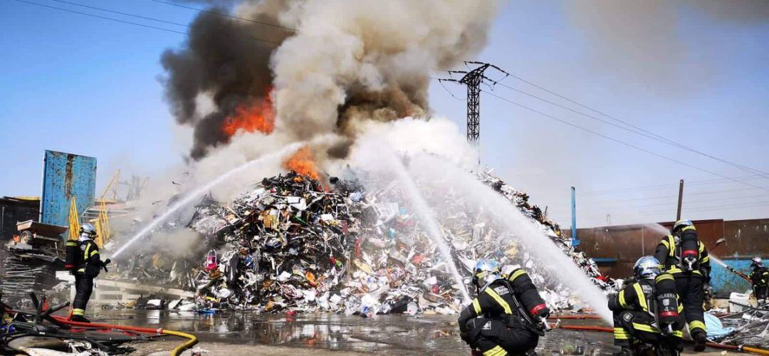 Los bomberos tuvieron que emplearse a fondo para sofocar el incendio en la chatarrería. 