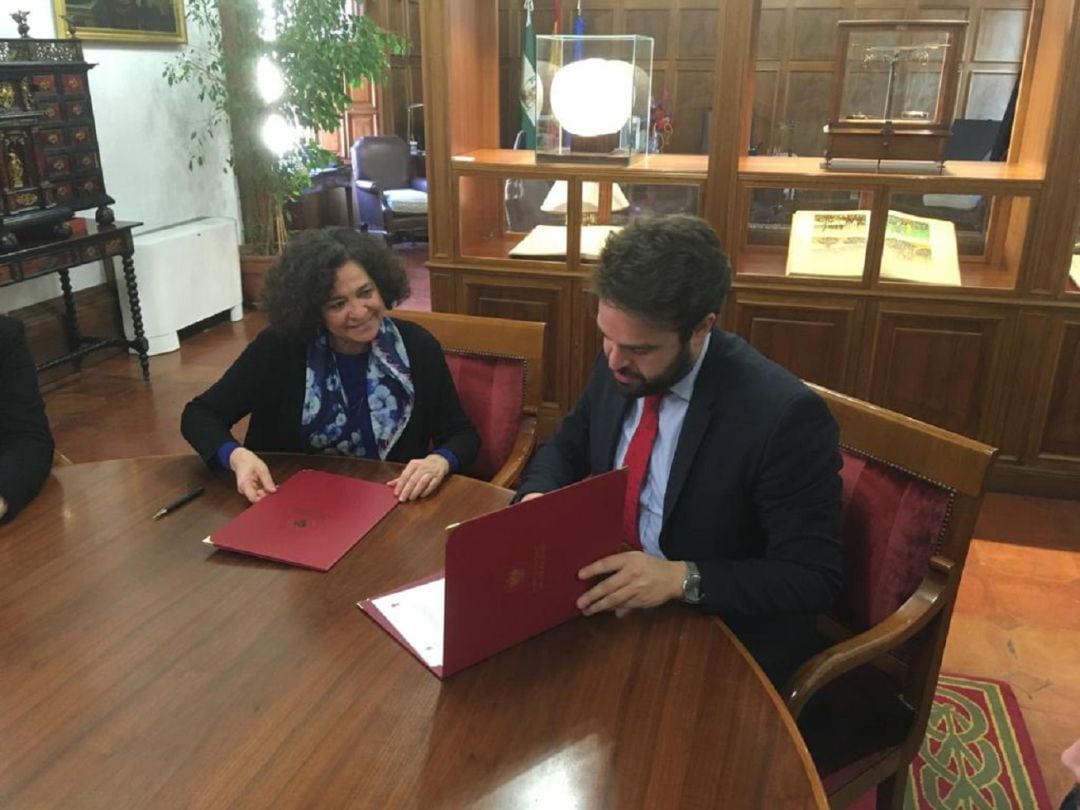 Momento de la firma del convenio entre la rectora de la Universidad de Granada, Pilar Aranda, y el alcalde de Bedmar, Juan Francisco Serrano