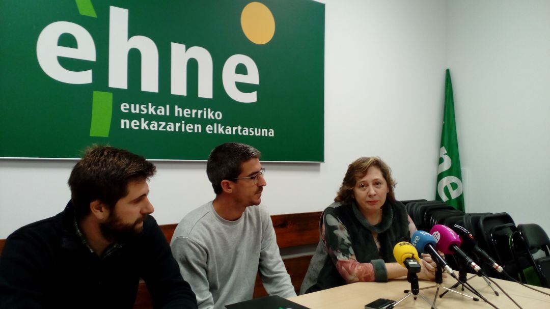 La consejera Isabel Elizalde junto a los dirigentes del sindicato EHNE en la inauguración de la nueva sede de esa organización en la calle Garde, en Pamplona.