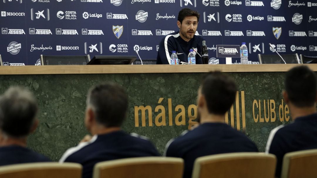 Víctor, atendiendo a los medios en La Rosaleda