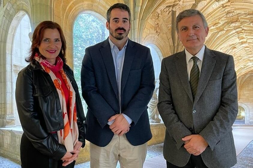 La diputada socialista Martínez Seijo, el alcalde de Cervera, Jorge Ibáñez, en el centro y el presidente de Paradores de Turismo, Pedro Saura