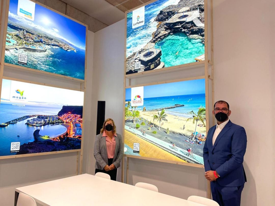 Alicia Páez, concejal delegada de La Graciosa, y Toni Callero, concejal de Turismo de Teguise, en Fitur.