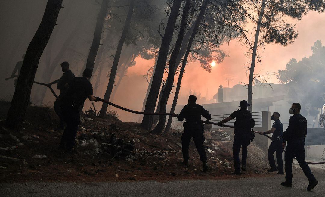 Una unidad de bomberos extinguiendo el fuego en Grecia.