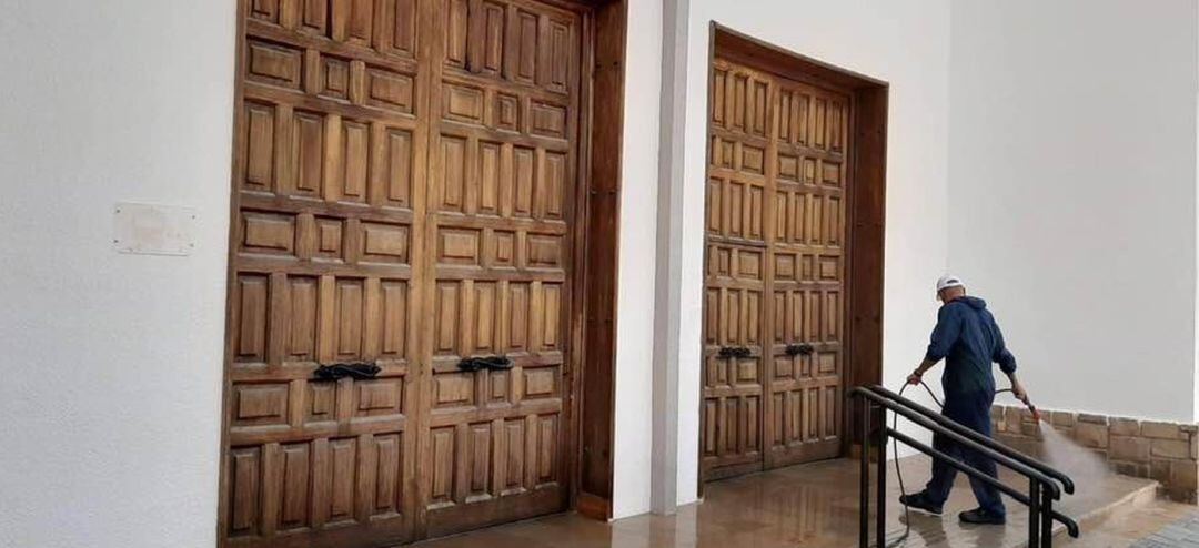 Operario del Ayuntamiento de Peal de Becerro trabaja en la desinfección del municipio.