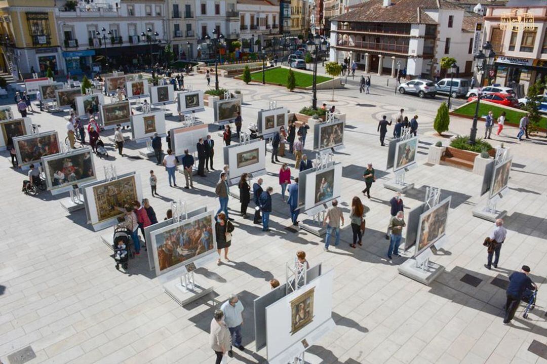 Imagen de la exposión en la Plaza de España