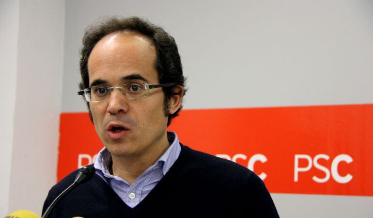 Francesc Vallès, candidat a l'alcaldia de Reus pel PSC, a la seu del partit.