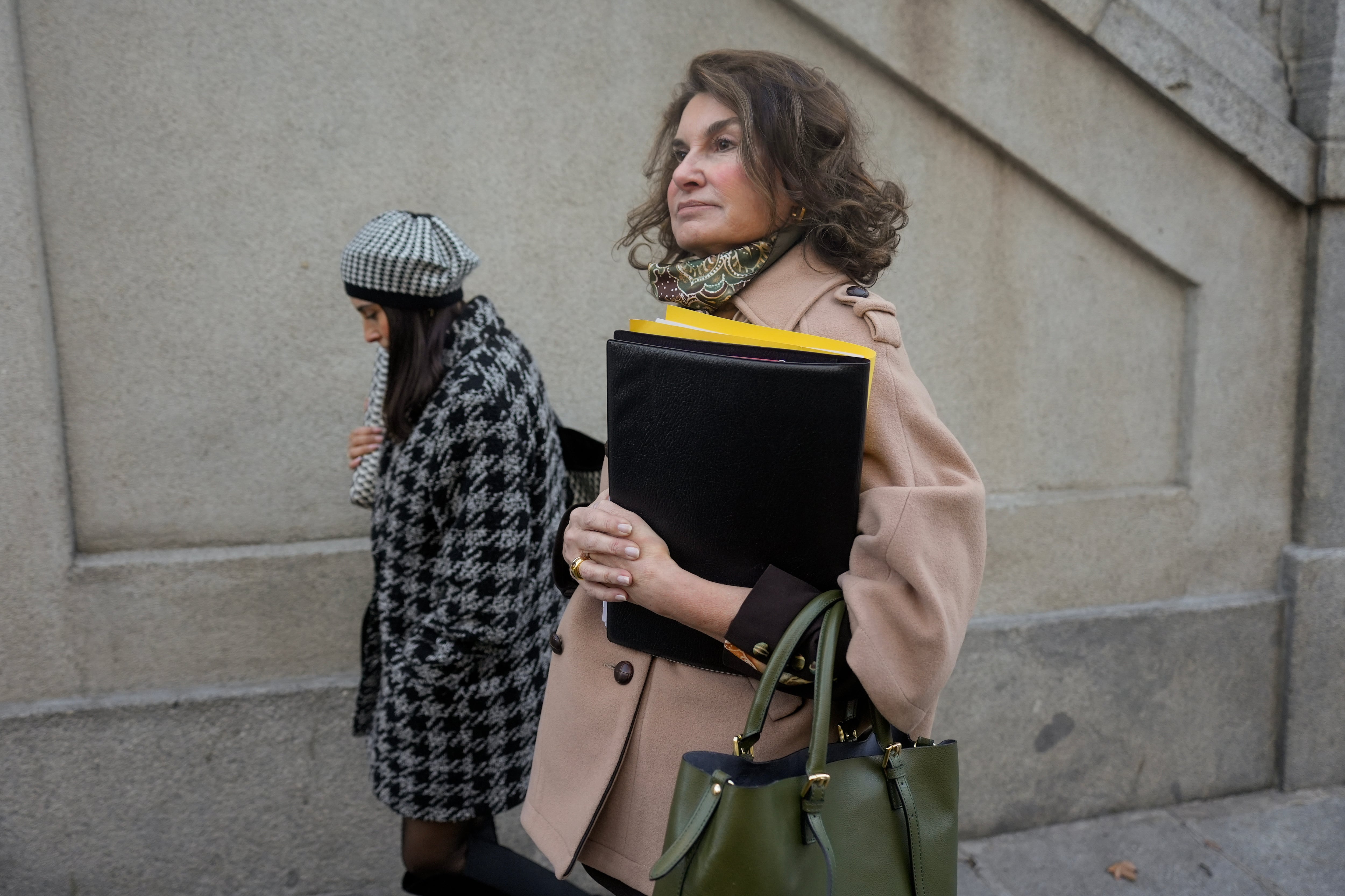 La fiscal provincial de Madrid, Pilar Rodríguez (d), a su llegada este jueves al Tribunal Supremo