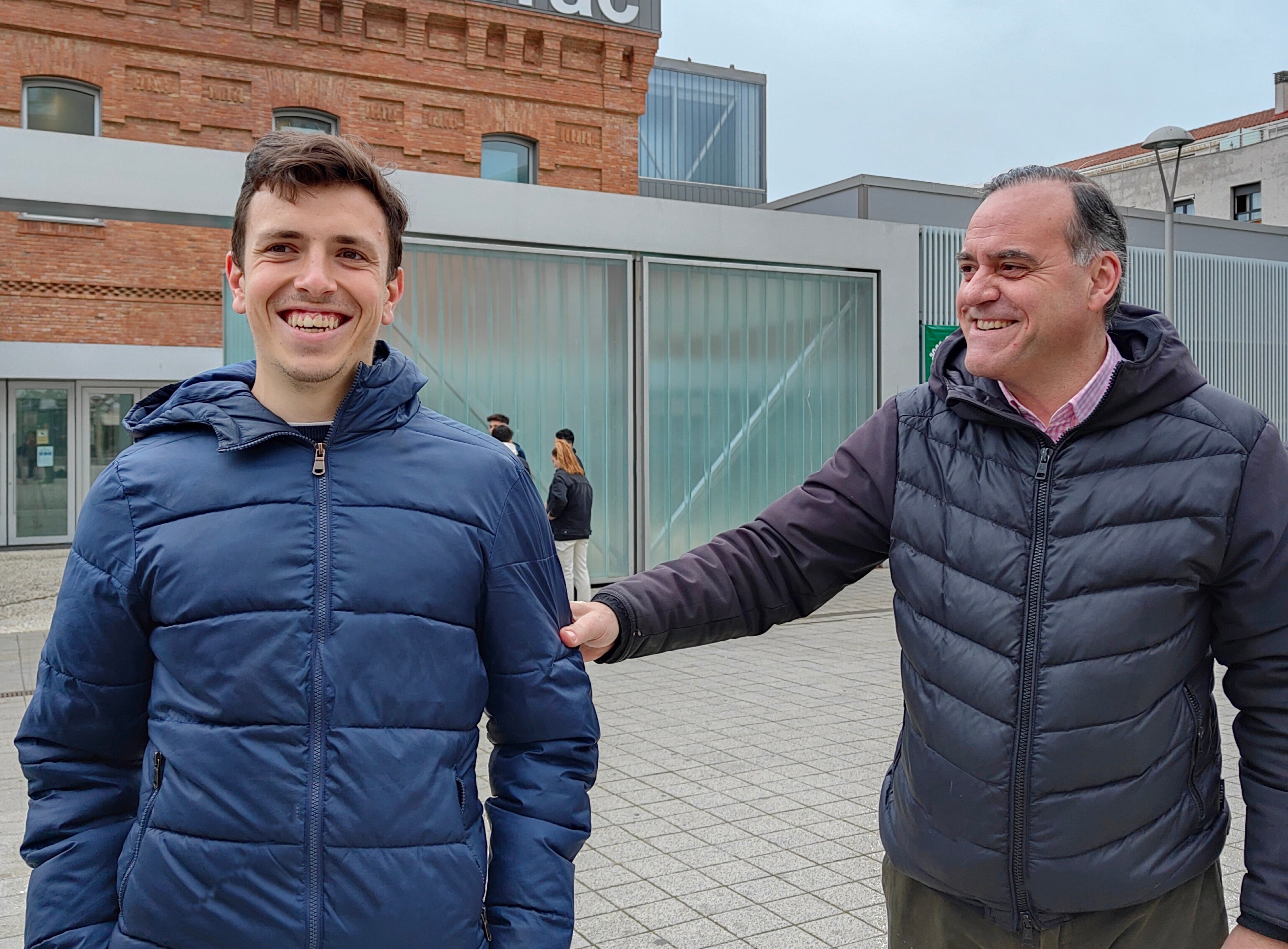 Emilio Negro y Domiciano Curiel a las puertas del centro Cultural Lécrac