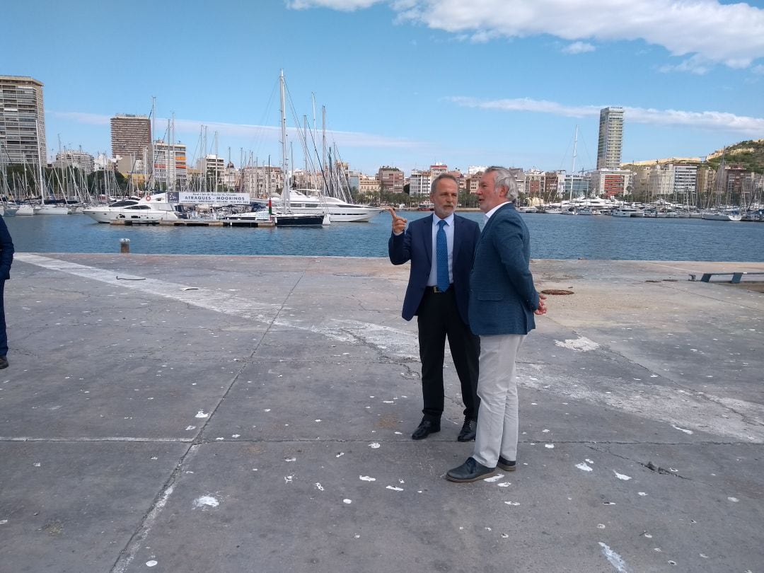 El presidente de Puertos del Estado, Salvador de la Encina (i) conversa con el de la Autoridad Portuaria de Alicante, Juan Antonio Gisbert (d) en los terrenos donde en breve se edificará el Distrito Digital.